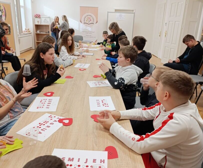 Zanimljiva i poučna radionica „Ususret Valentinovu“ u organizaciji Udruge slijepih Našice i Gradske knjižnice Našice